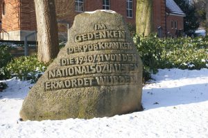Bild des Gedenksteins im Schnee des Klinikums am Weissenhof zum Euthanasie-Gedenktag