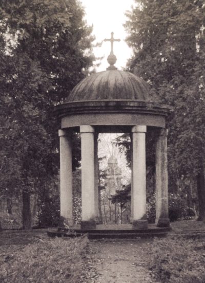 Bild des Monopteros auf dem Friedhof des Klinikums am Weissenhof etwa im Jahr 1950